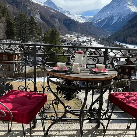 Heida, Ensoleille Au Village Avec Magnifique Vue Sur La Dent-blanche Evolène