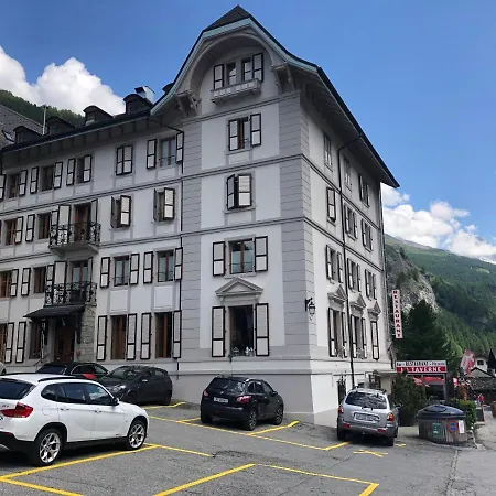 Heida, Ensoleillé Au Village Avec Magnifique Vue Sur La Dent-blanche Evolène